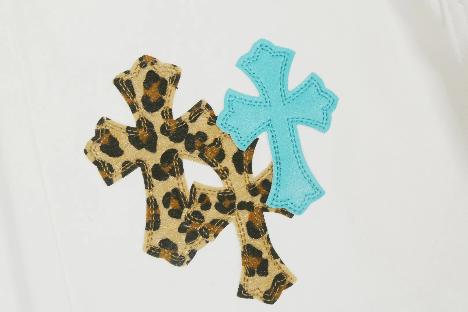P260 White background image [High quality] Code: 25065# Color: pink leather/blue leather/blue leather leopard print/hand-painted leopard print Size: S/28 to The high version of the White Cow series is made of high-ounce custom-made fabrics. It is fermented and soft-colored. It is soft and thick to wear. The details are all hand-polished and made with craftsmanship. All-over jacquard fabric has a unique design style. It uses multiple processes to create a full retro feel. A niche and unique non-contrast shirt. Customized distressed spray-painted buttons. Every detail is crafted with craftsmanship.